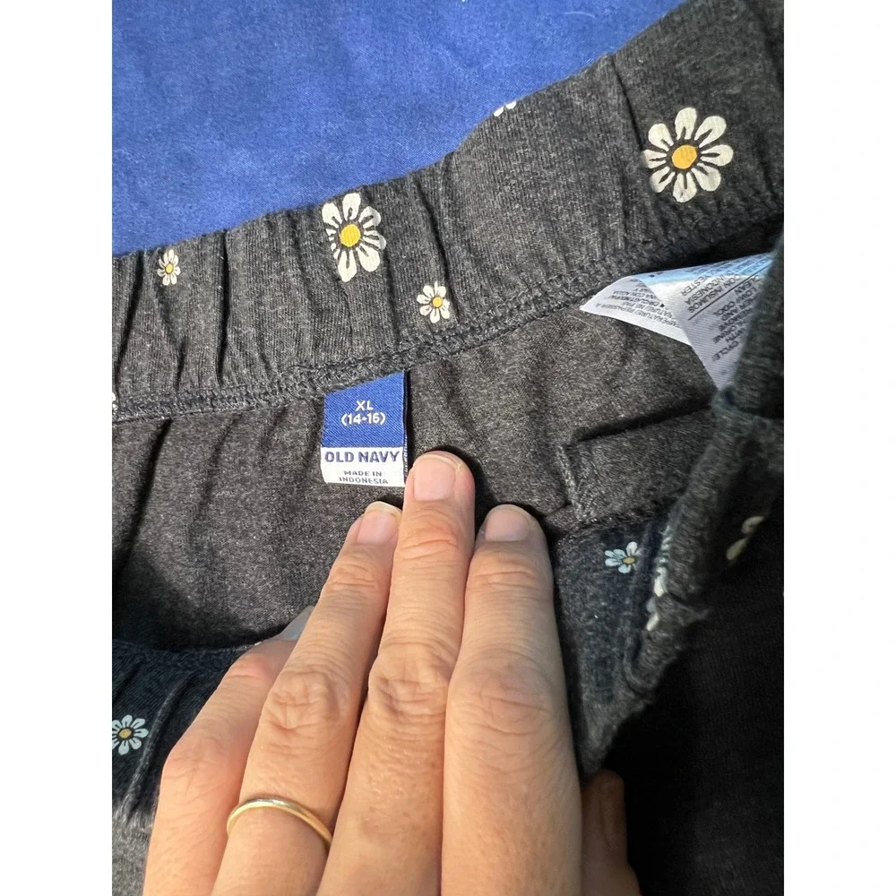 Old Navy Girls XL 14-16 Daisy Floral Lounge Shorts Gray Elastic Waist Pockets